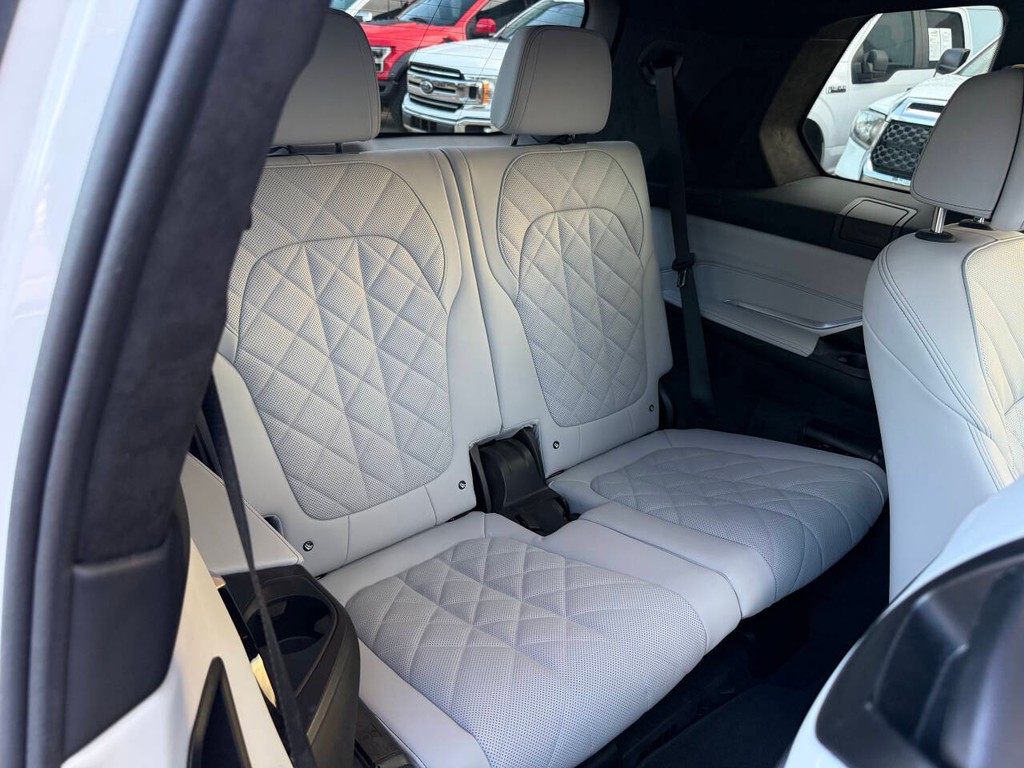 BMW X7 Vehicle Full-screen Gallery Image 18