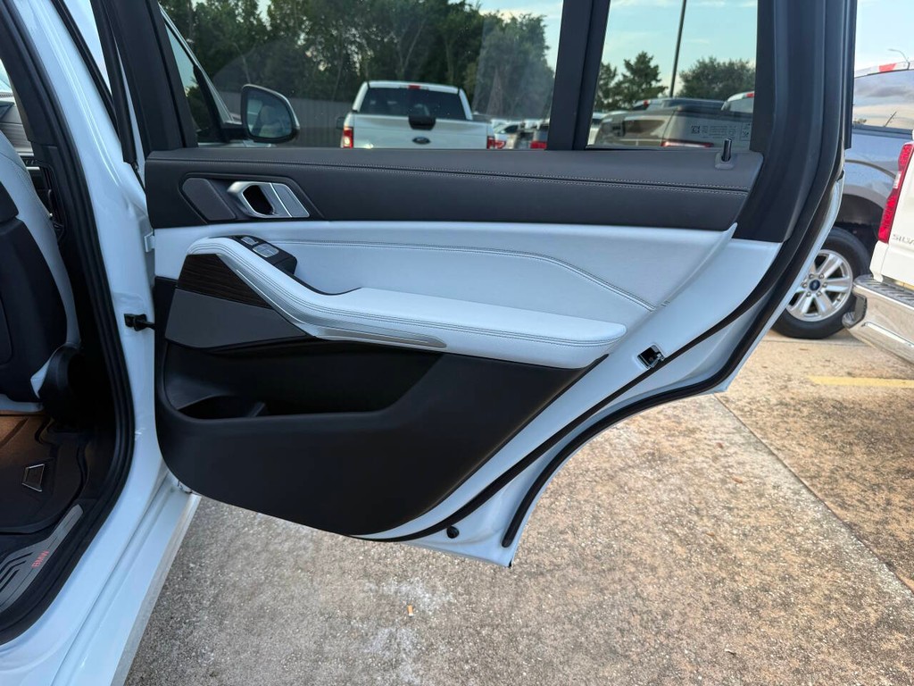 BMW X7 Vehicle Full-screen Gallery Image 19