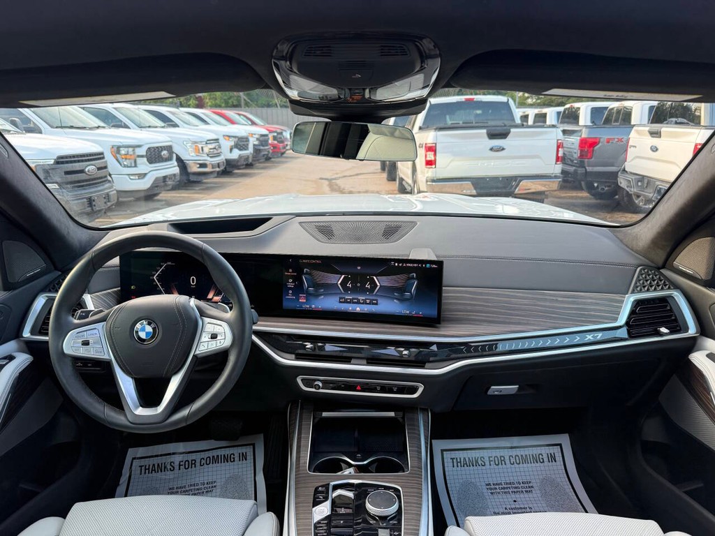 BMW X7 Vehicle Full-screen Gallery Image 20