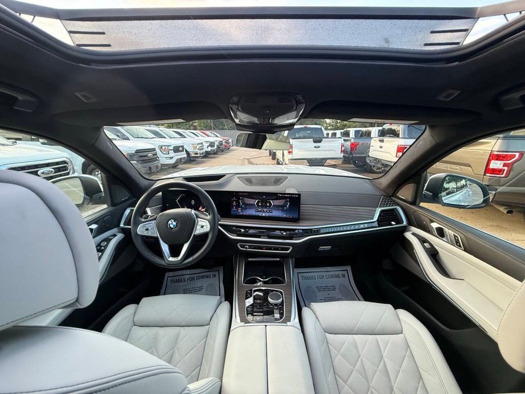 BMW X7 Vehicle Full-screen Gallery Image 21