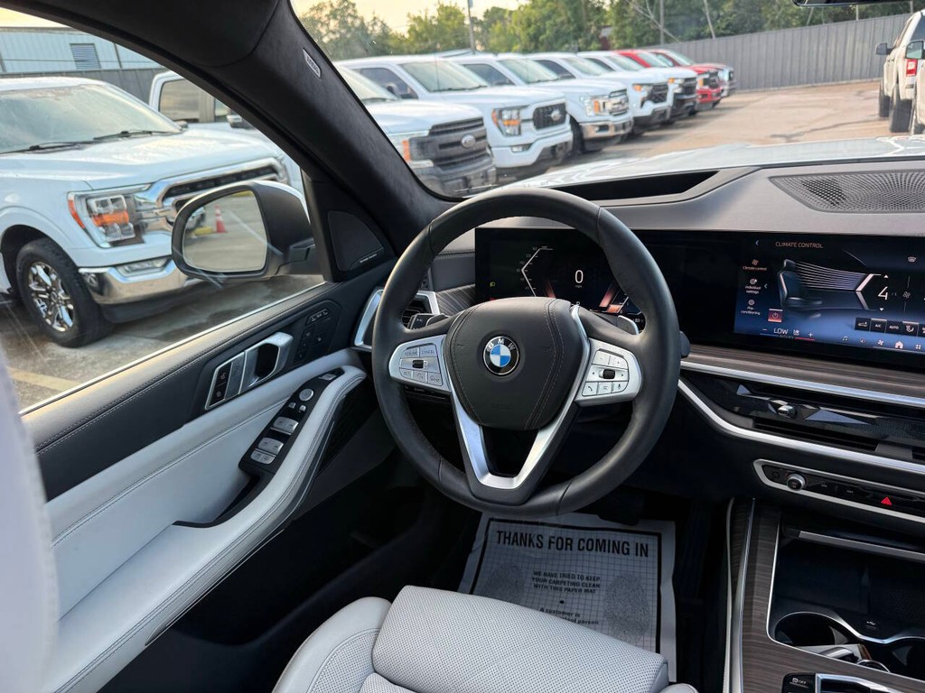 BMW X7 Vehicle Full-screen Gallery Image 22