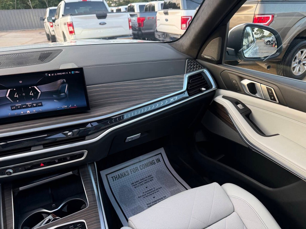 BMW X7 Vehicle Full-screen Gallery Image 23