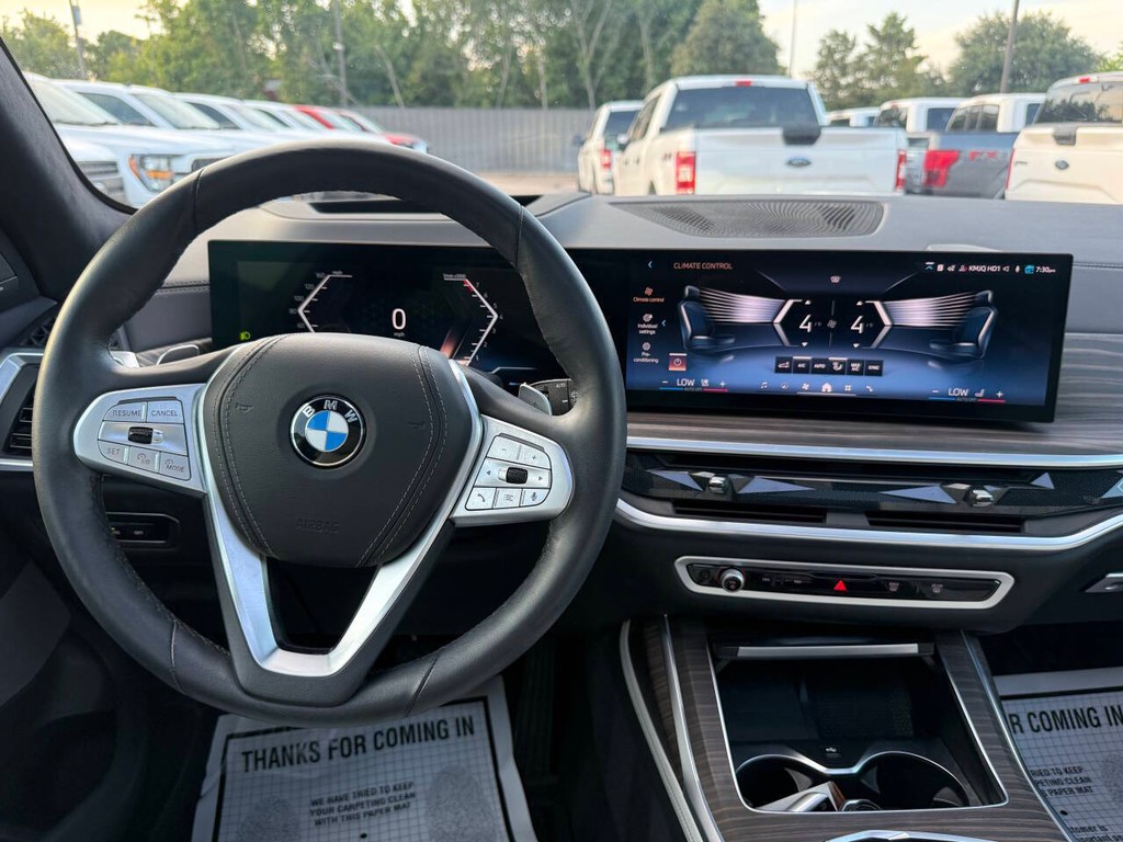 BMW X7 Vehicle Full-screen Gallery Image 24