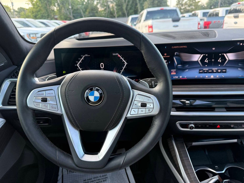BMW X7 Vehicle Full-screen Gallery Image 25