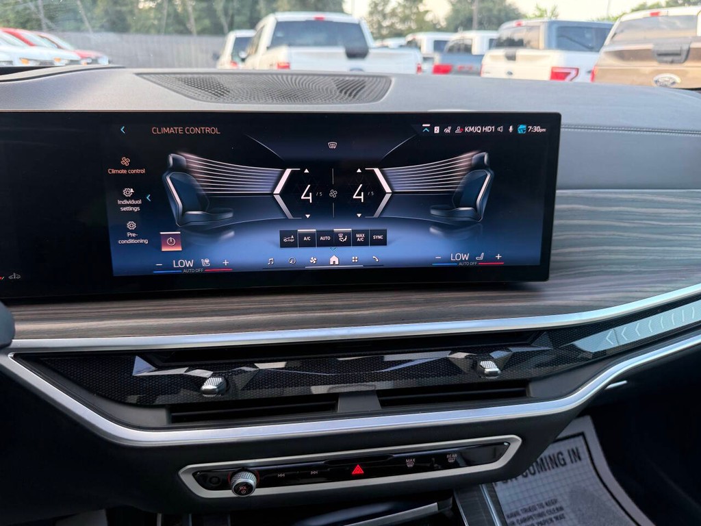 BMW X7 Vehicle Full-screen Gallery Image 27