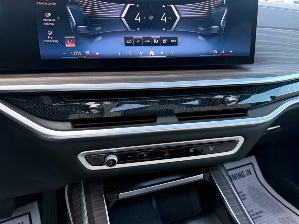 BMW X7 Vehicle Full-screen Gallery Image 28