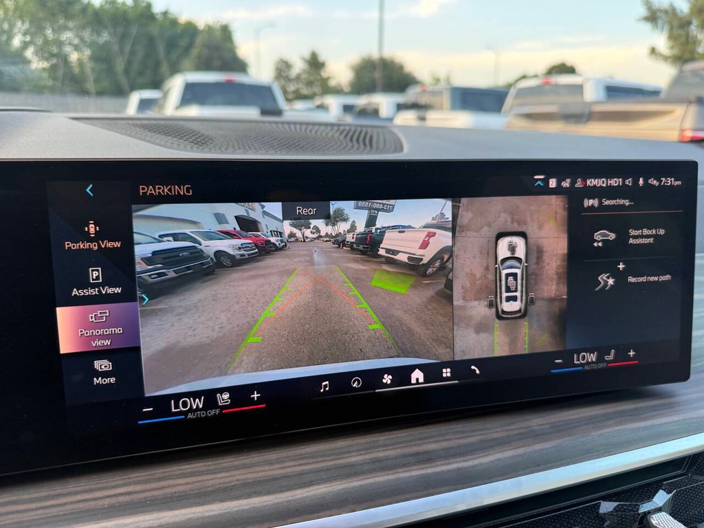 BMW X7 Vehicle Full-screen Gallery Image 29