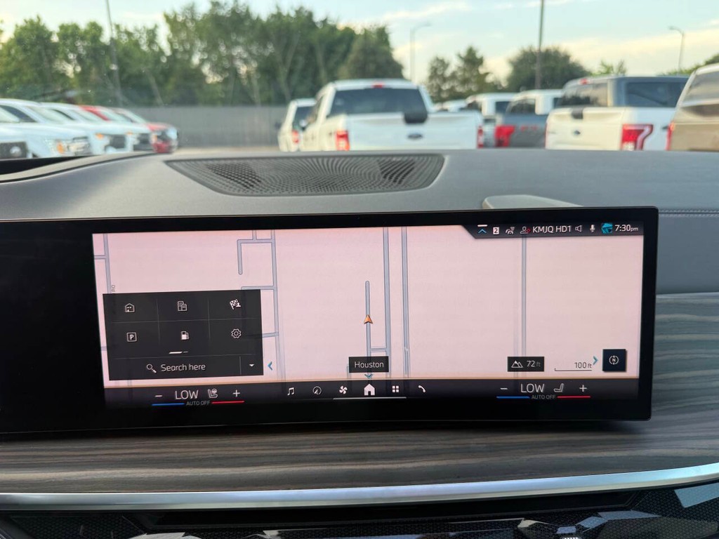 BMW X7 Vehicle Full-screen Gallery Image 30