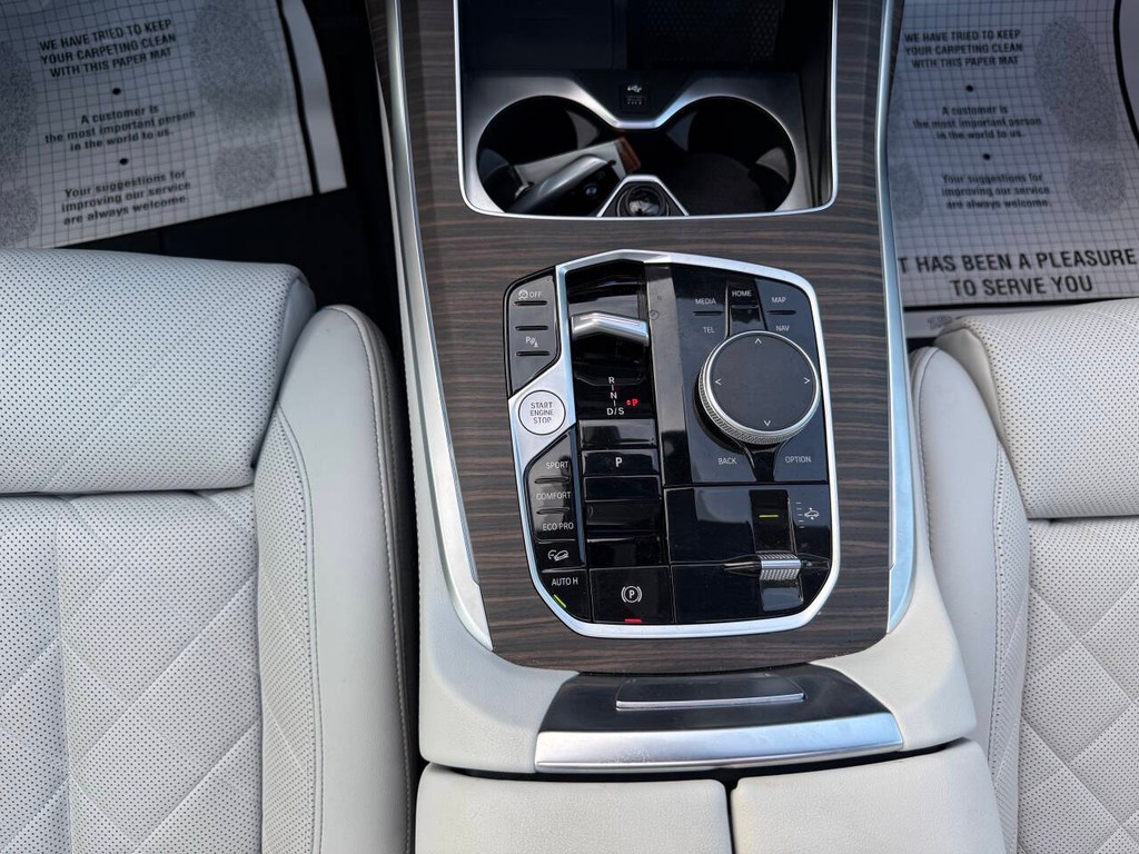 BMW X7 Vehicle Full-screen Gallery Image 31