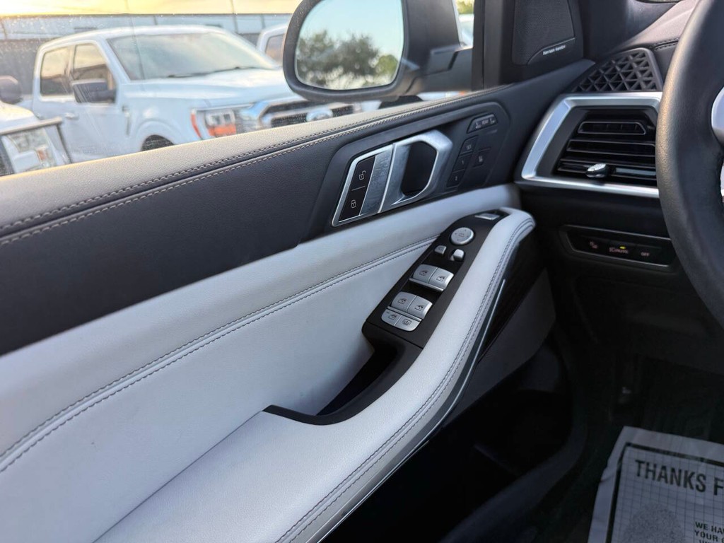 BMW X7 Vehicle Full-screen Gallery Image 32