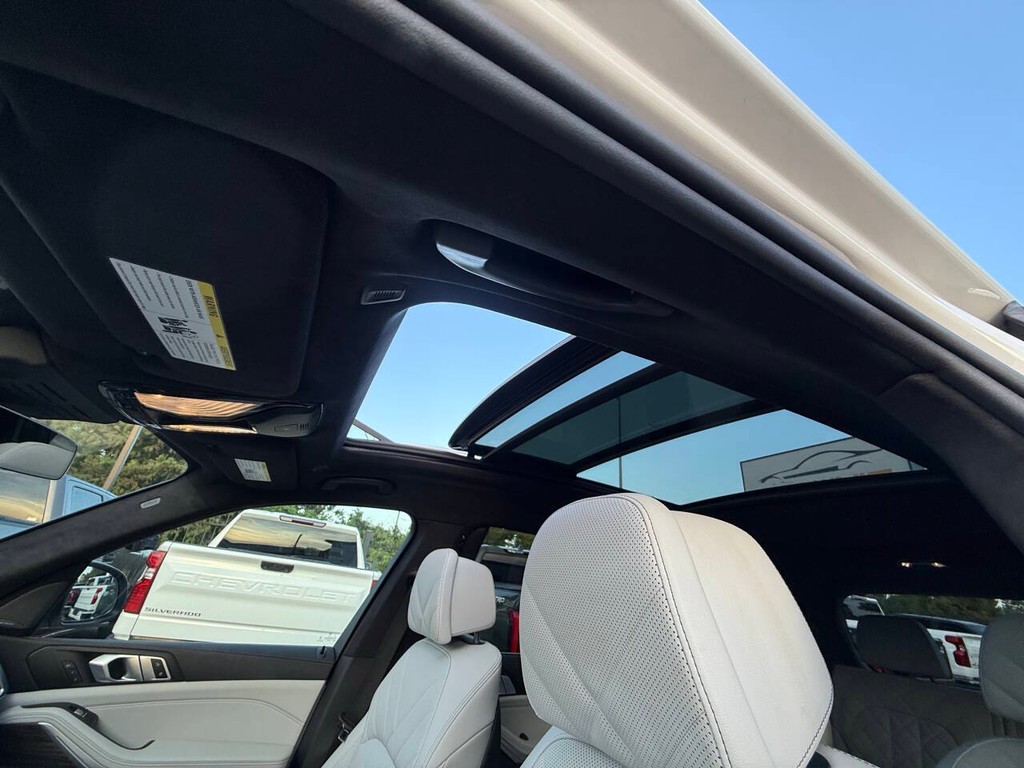 BMW X7 Vehicle Full-screen Gallery Image 33