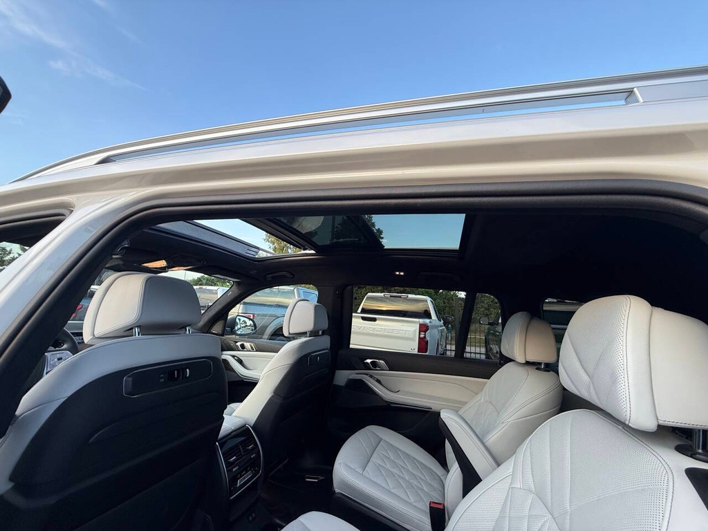BMW X7 Vehicle Full-screen Gallery Image 34