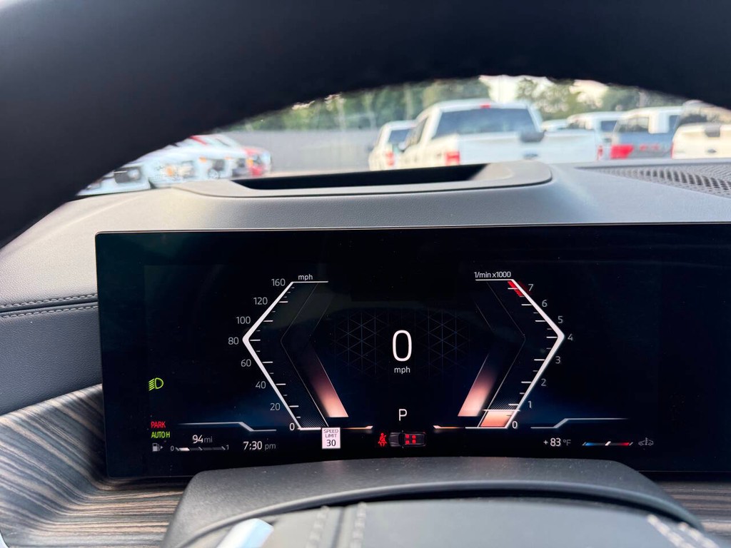 BMW X7 Vehicle Full-screen Gallery Image 35