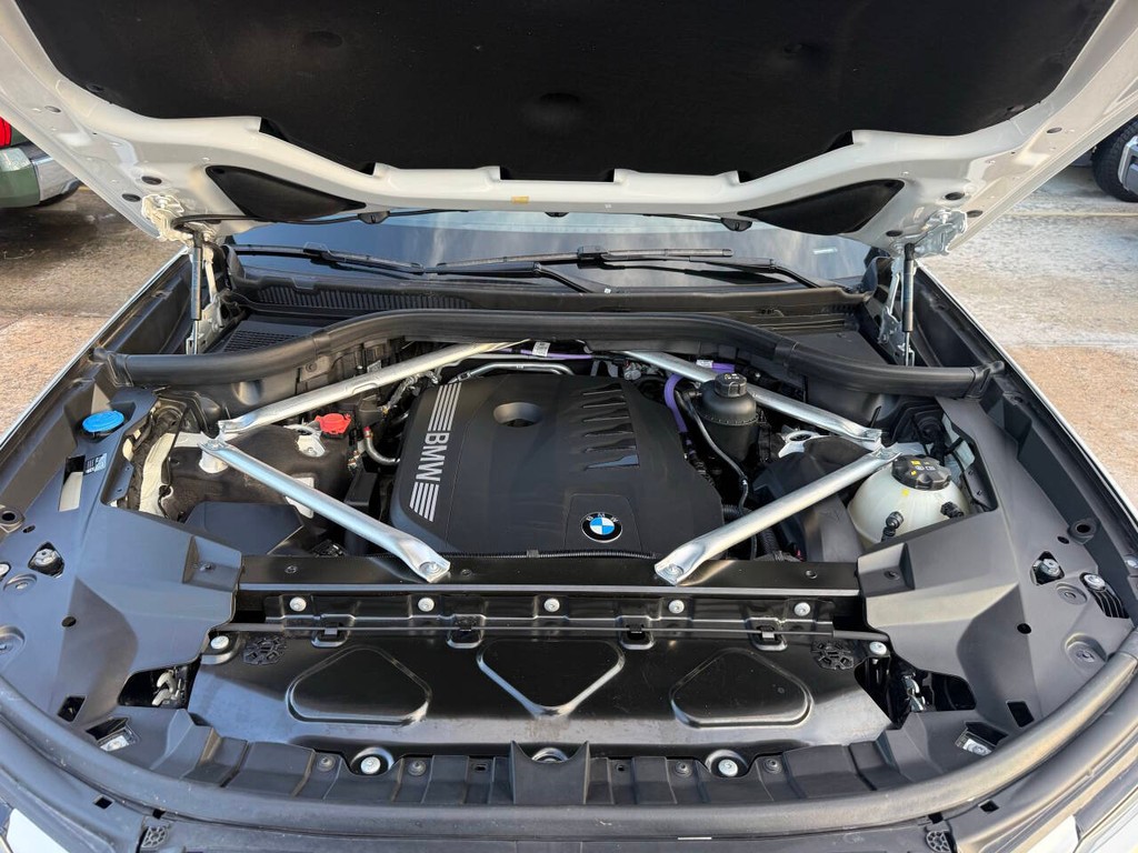BMW X7 Vehicle Full-screen Gallery Image 38