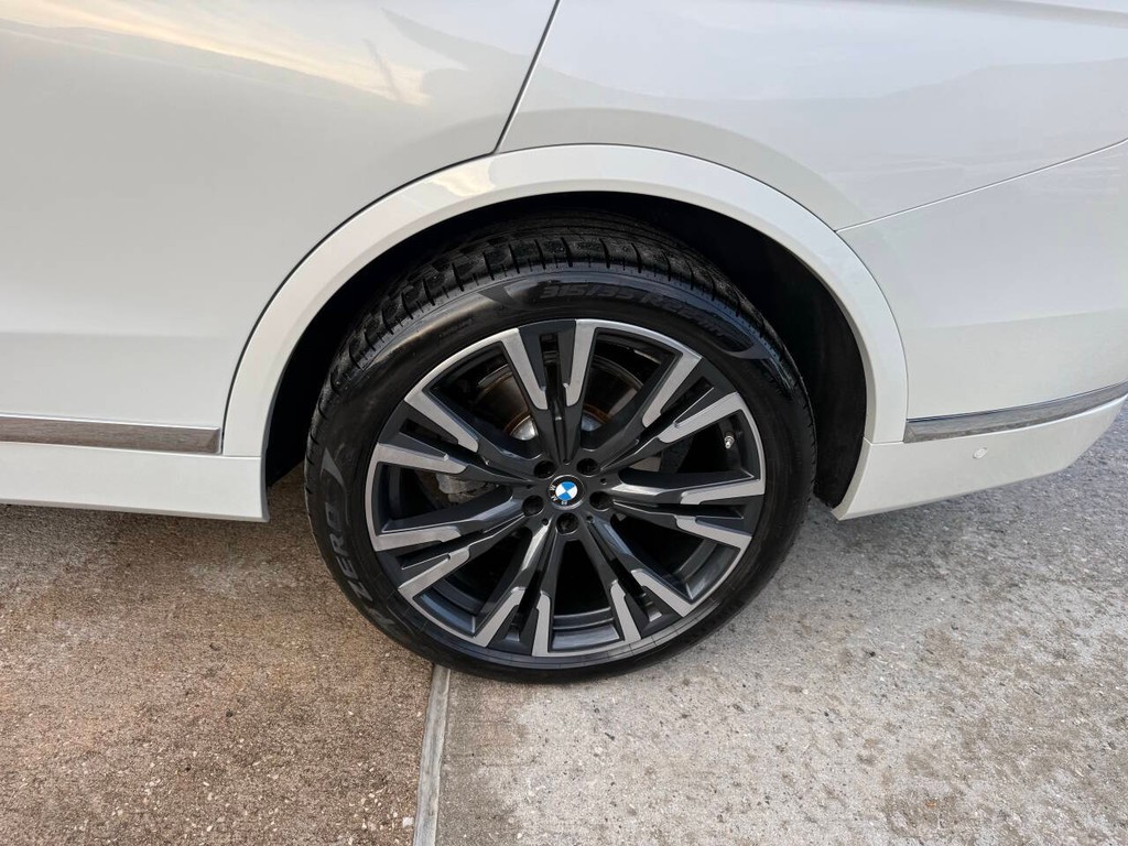 BMW X7 Vehicle Full-screen Gallery Image 39