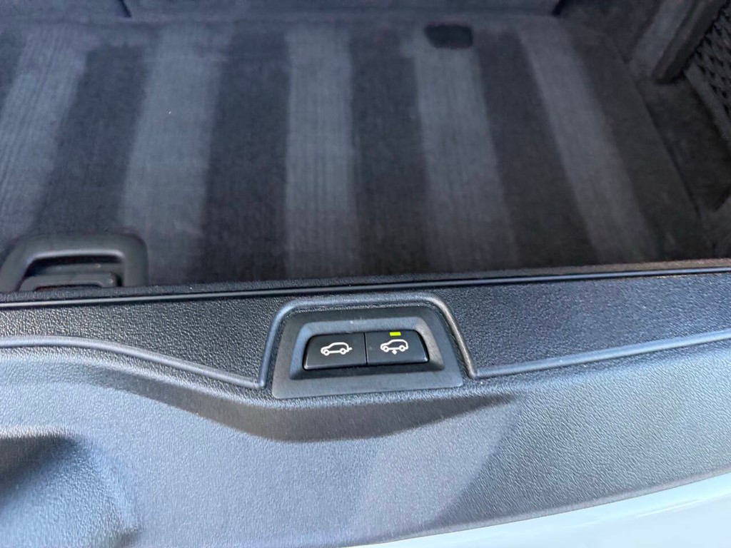 BMW X7 Vehicle Full-screen Gallery Image 41