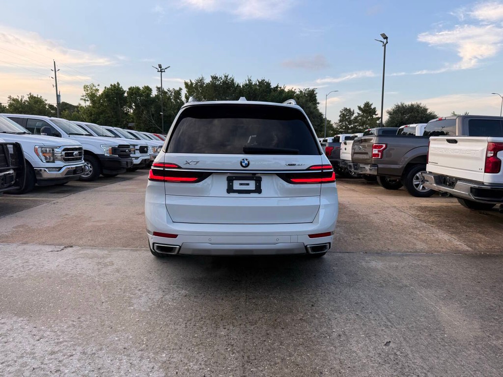 BMW X7 Vehicle Full-screen Gallery Image 43