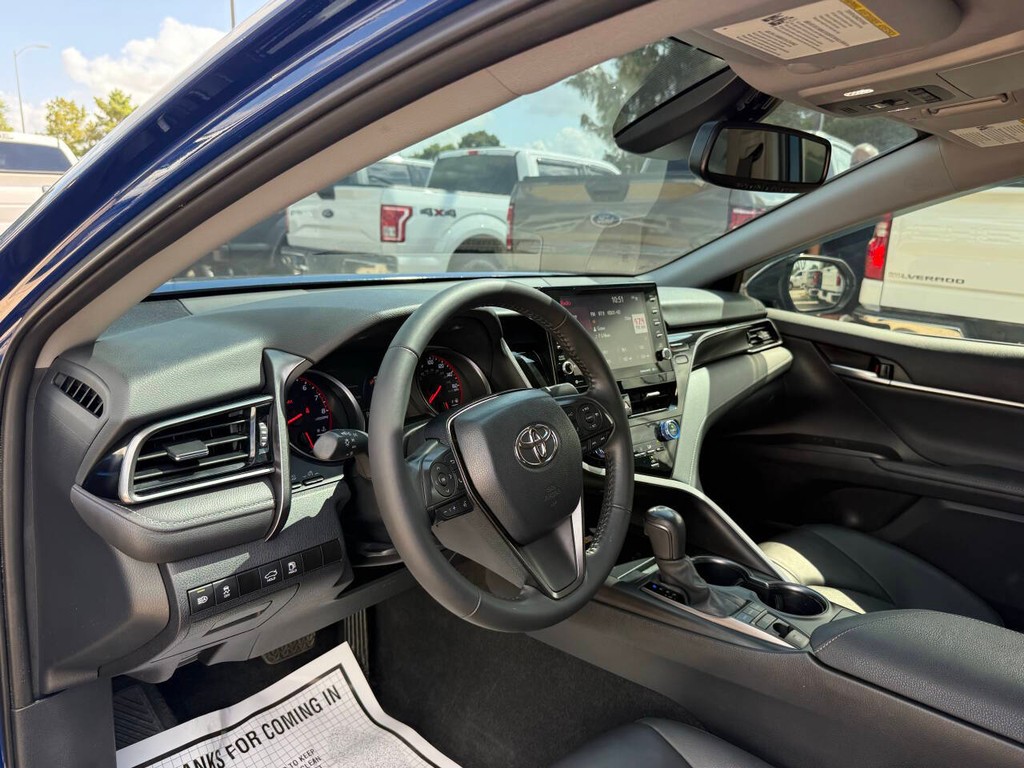 Toyota Camry Vehicle Full-screen Gallery Image 06