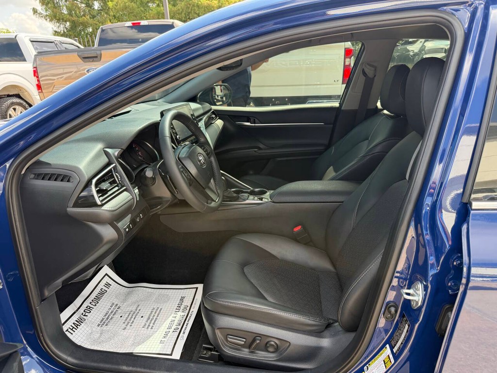 Toyota Camry Vehicle Full-screen Gallery Image 07