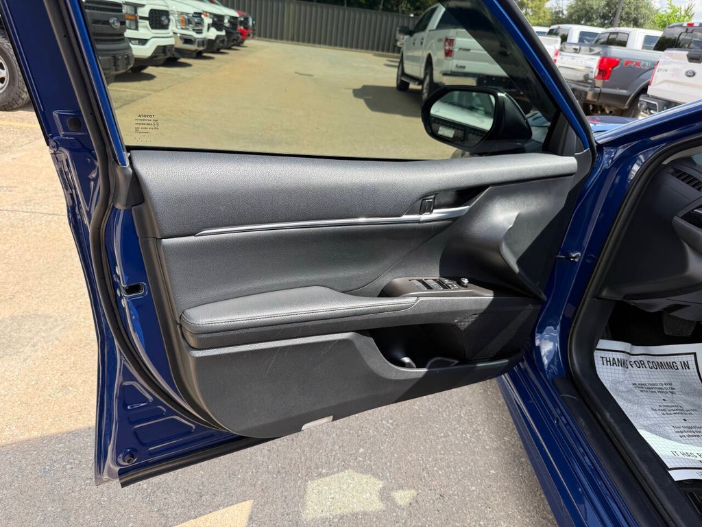 Toyota Camry Vehicle Full-screen Gallery Image 08