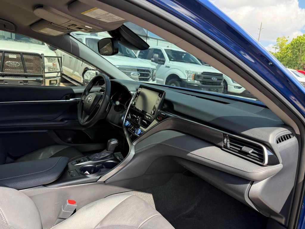 Toyota Camry Vehicle Full-screen Gallery Image 09