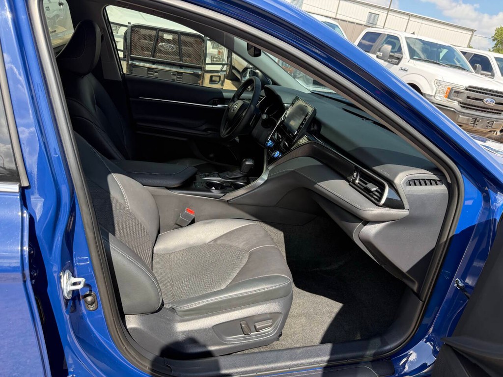 Toyota Camry Vehicle Full-screen Gallery Image 10