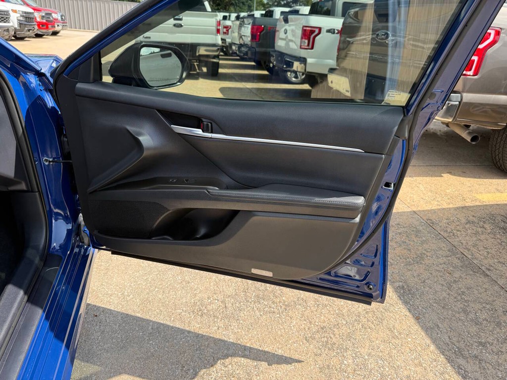 Toyota Camry Vehicle Full-screen Gallery Image 11