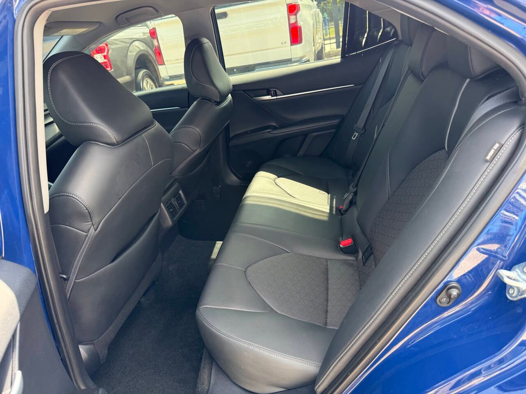 Toyota Camry Vehicle Full-screen Gallery Image 12