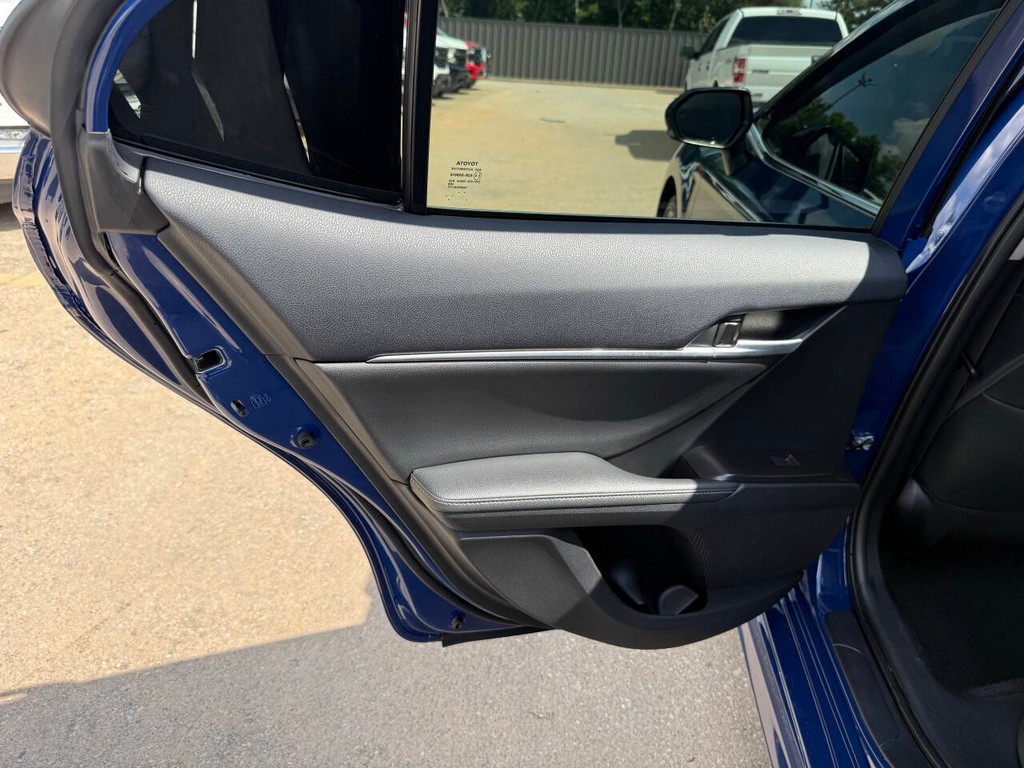 Toyota Camry Vehicle Full-screen Gallery Image 13