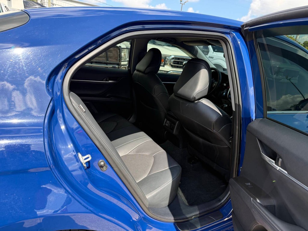 Toyota Camry Vehicle Full-screen Gallery Image 14