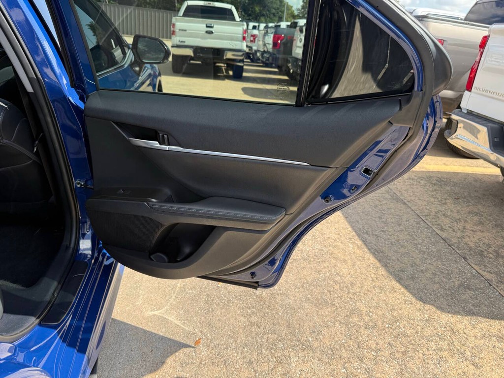 Toyota Camry Vehicle Full-screen Gallery Image 15