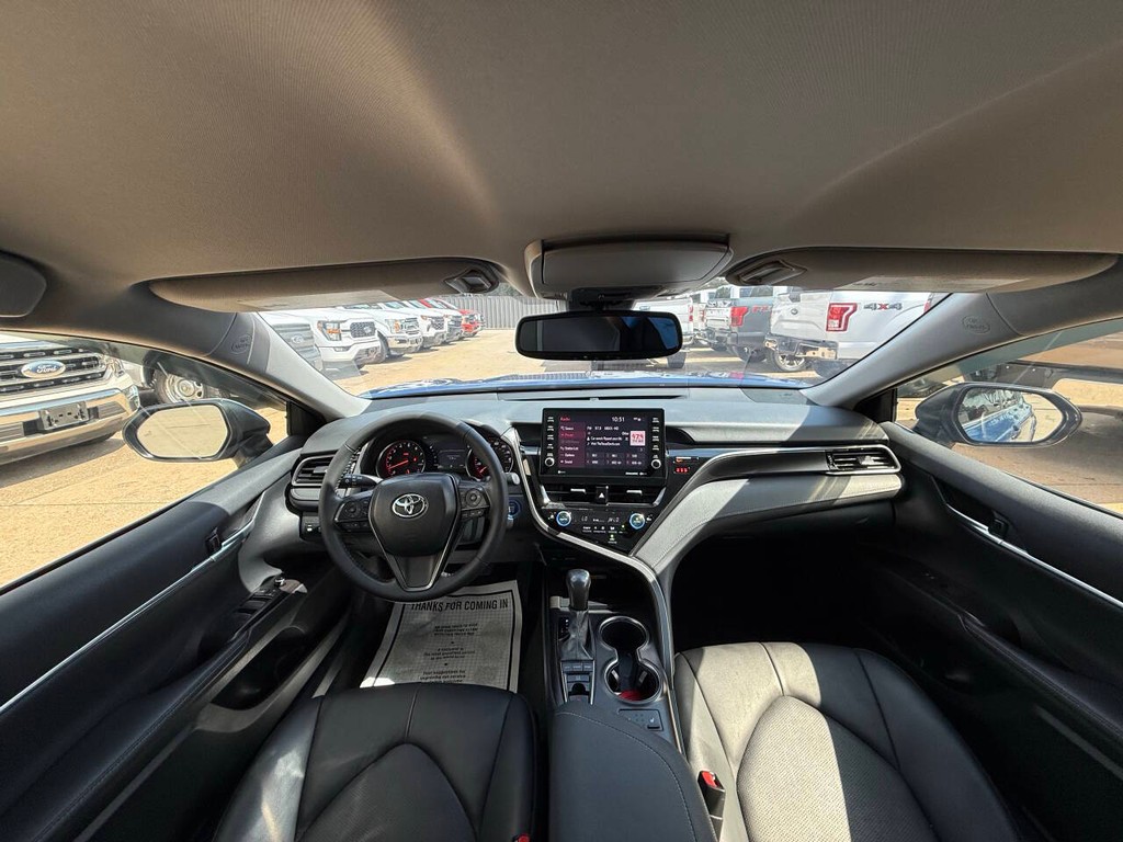 Toyota Camry Vehicle Full-screen Gallery Image 16