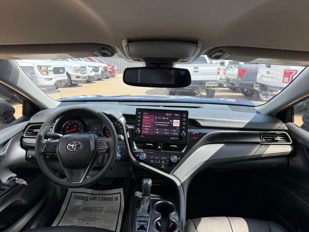 Toyota Camry Vehicle Full-screen Gallery Image 17