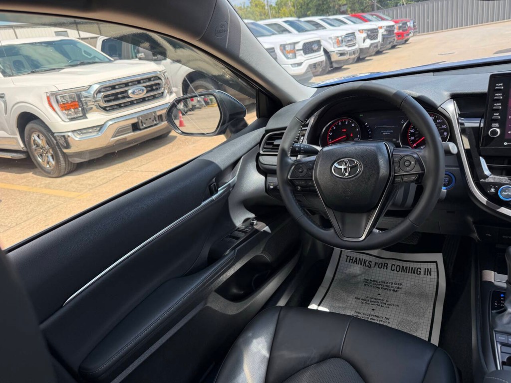 Toyota Camry Vehicle Full-screen Gallery Image 18