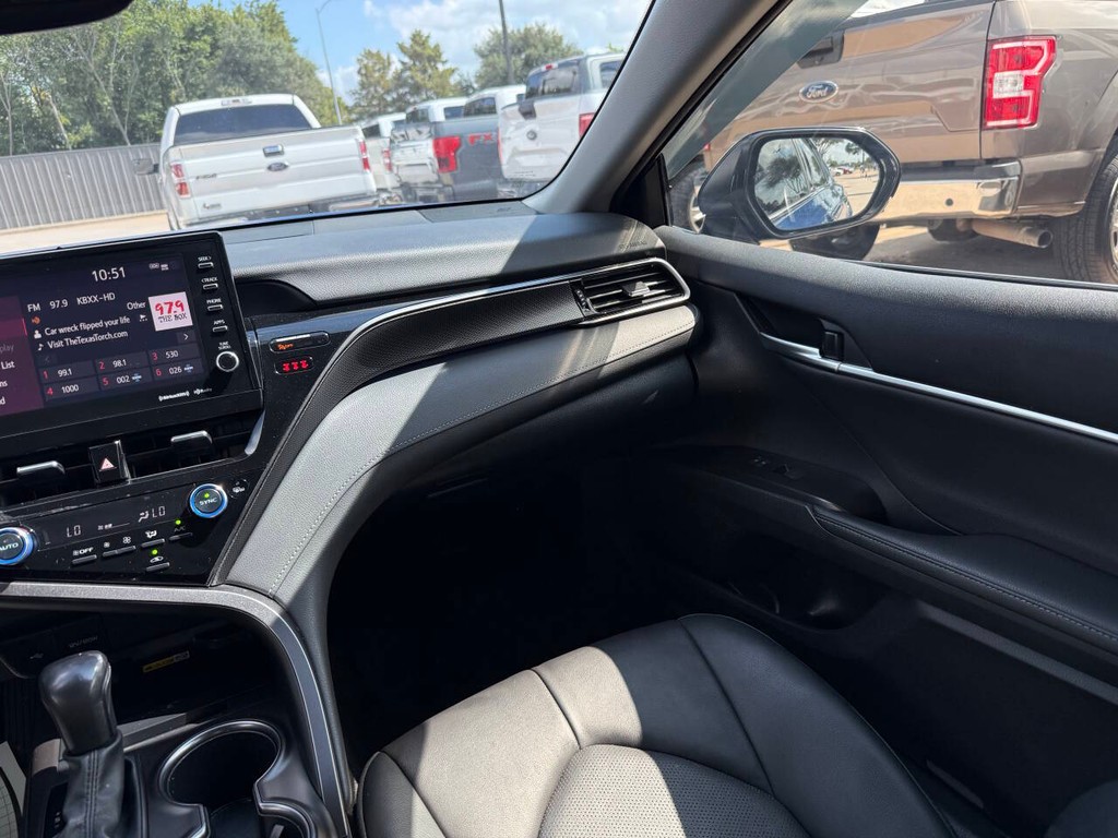 Toyota Camry Vehicle Full-screen Gallery Image 19