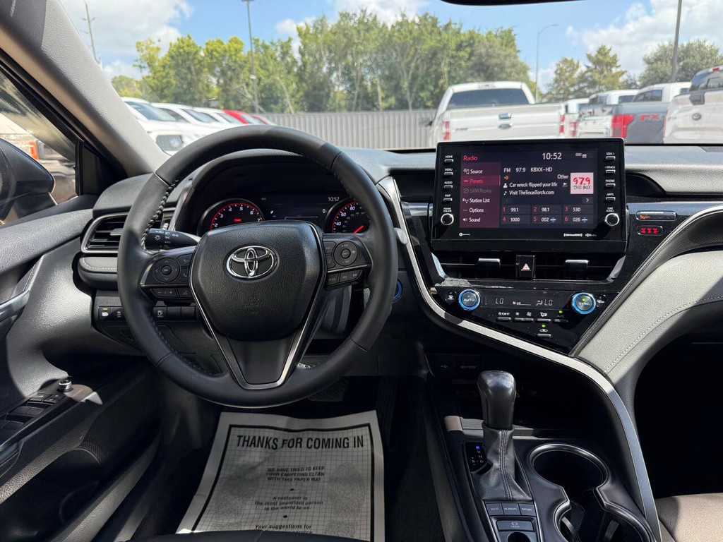 Toyota Camry Vehicle Full-screen Gallery Image 20