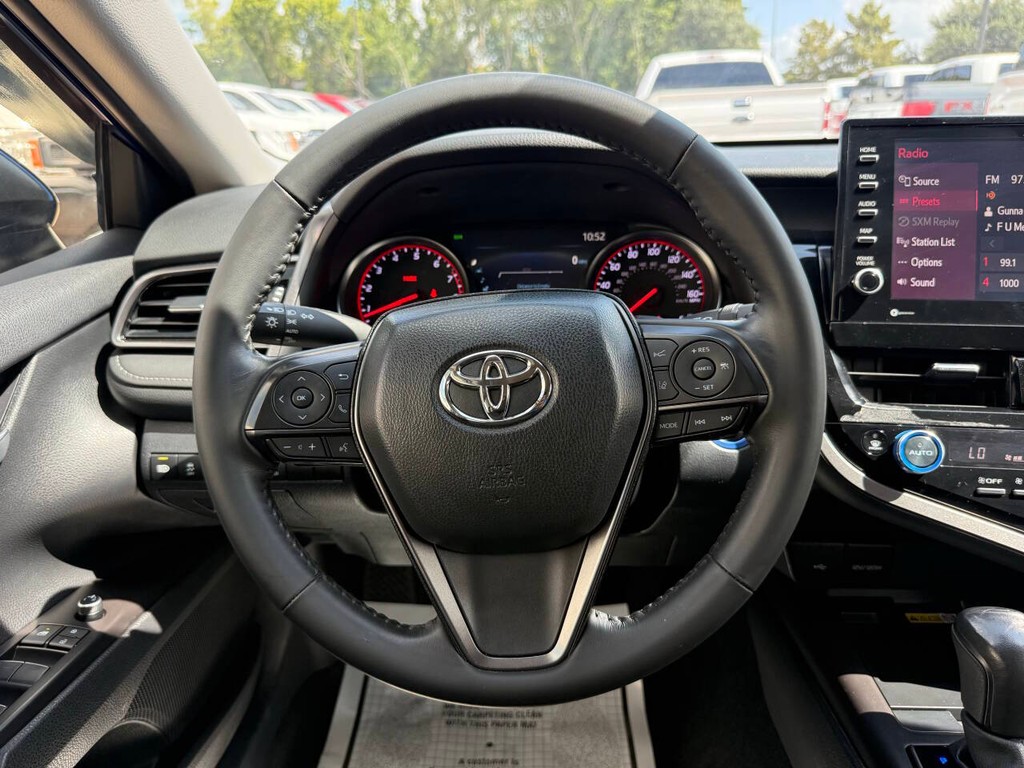 Toyota Camry Vehicle Full-screen Gallery Image 21