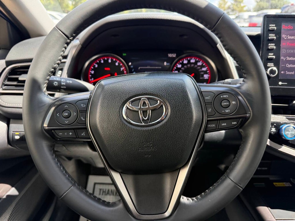 Toyota Camry Vehicle Full-screen Gallery Image 22