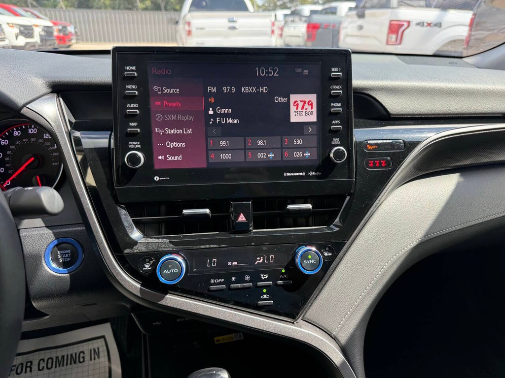 Toyota Camry Vehicle Full-screen Gallery Image 23