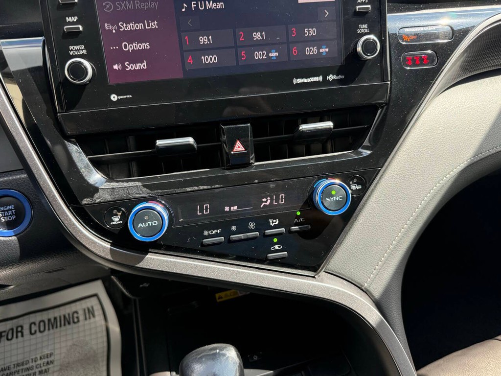 Toyota Camry Vehicle Full-screen Gallery Image 26