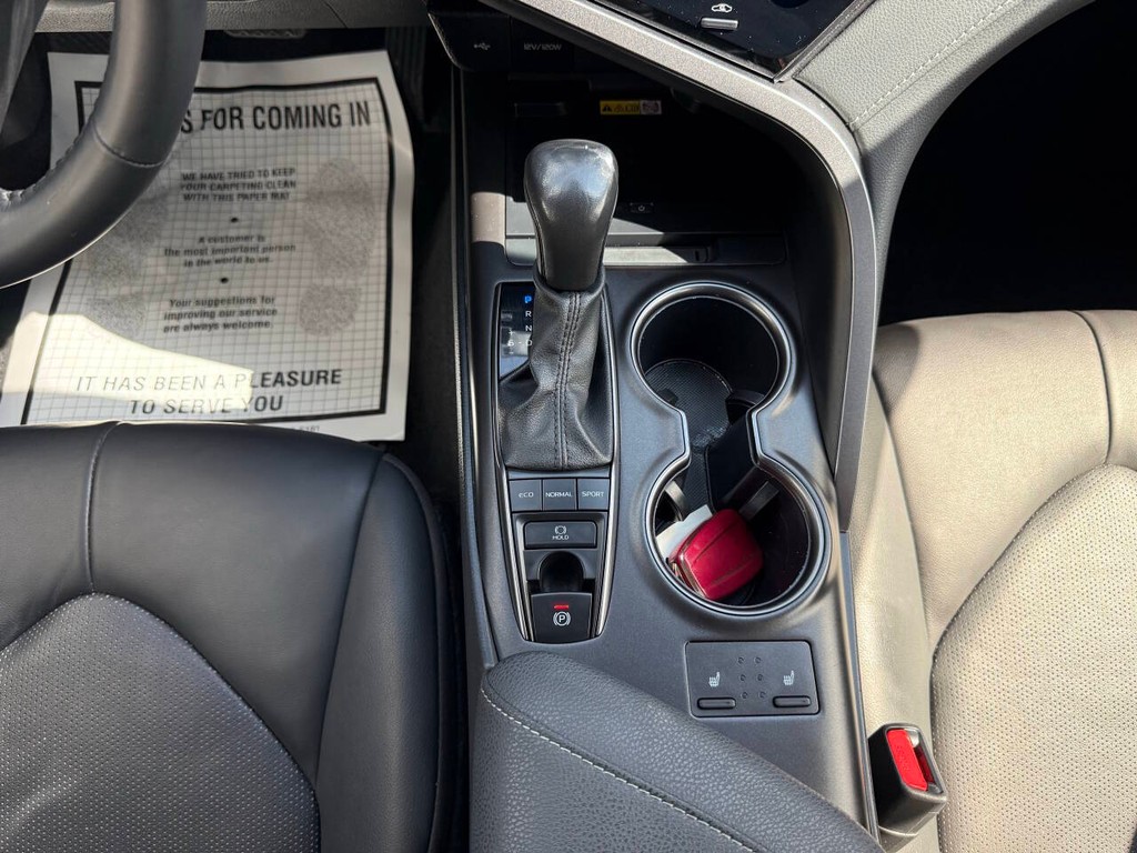 Toyota Camry Vehicle Full-screen Gallery Image 27