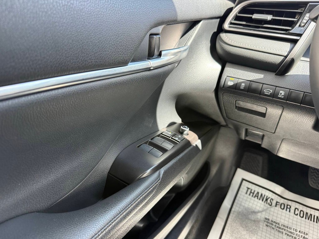 Toyota Camry Vehicle Full-screen Gallery Image 28