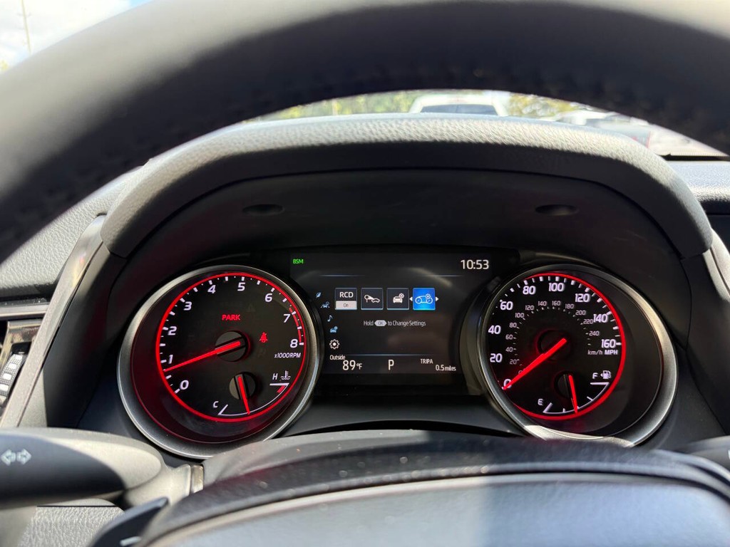 Toyota Camry Vehicle Full-screen Gallery Image 29