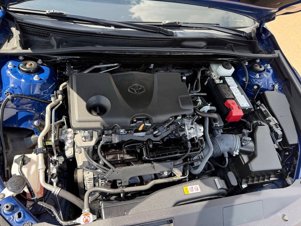 Toyota Camry Vehicle Full-screen Gallery Image 32