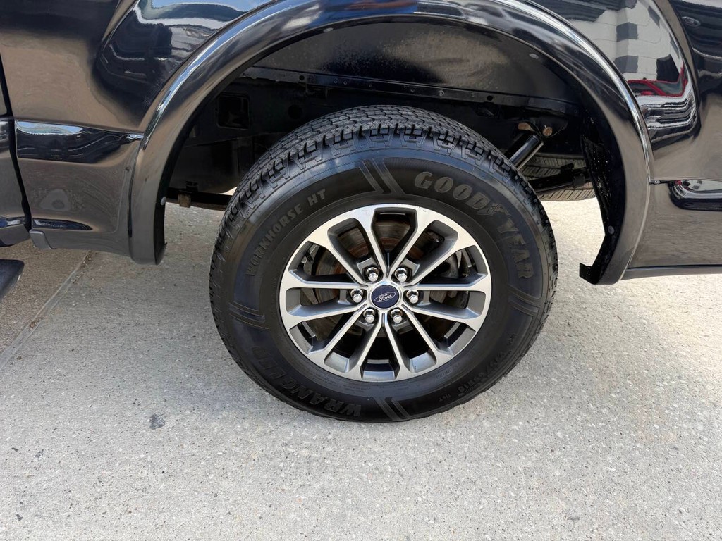 Ford F-150 Vehicle Full-screen Gallery Image 35
