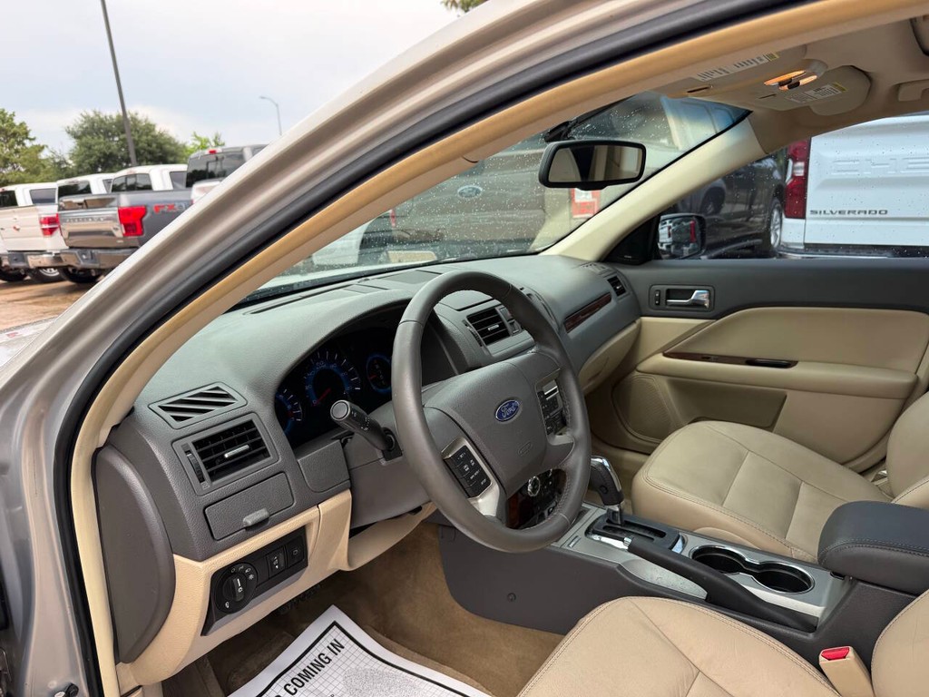 Ford Fusion Vehicle Full-screen Gallery Image 06