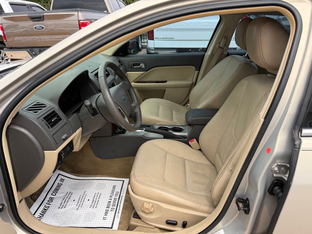 Ford Fusion Vehicle Full-screen Gallery Image 07