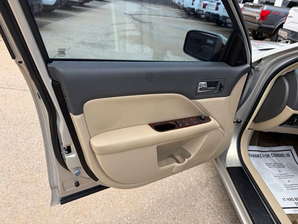 Ford Fusion Vehicle Full-screen Gallery Image 08