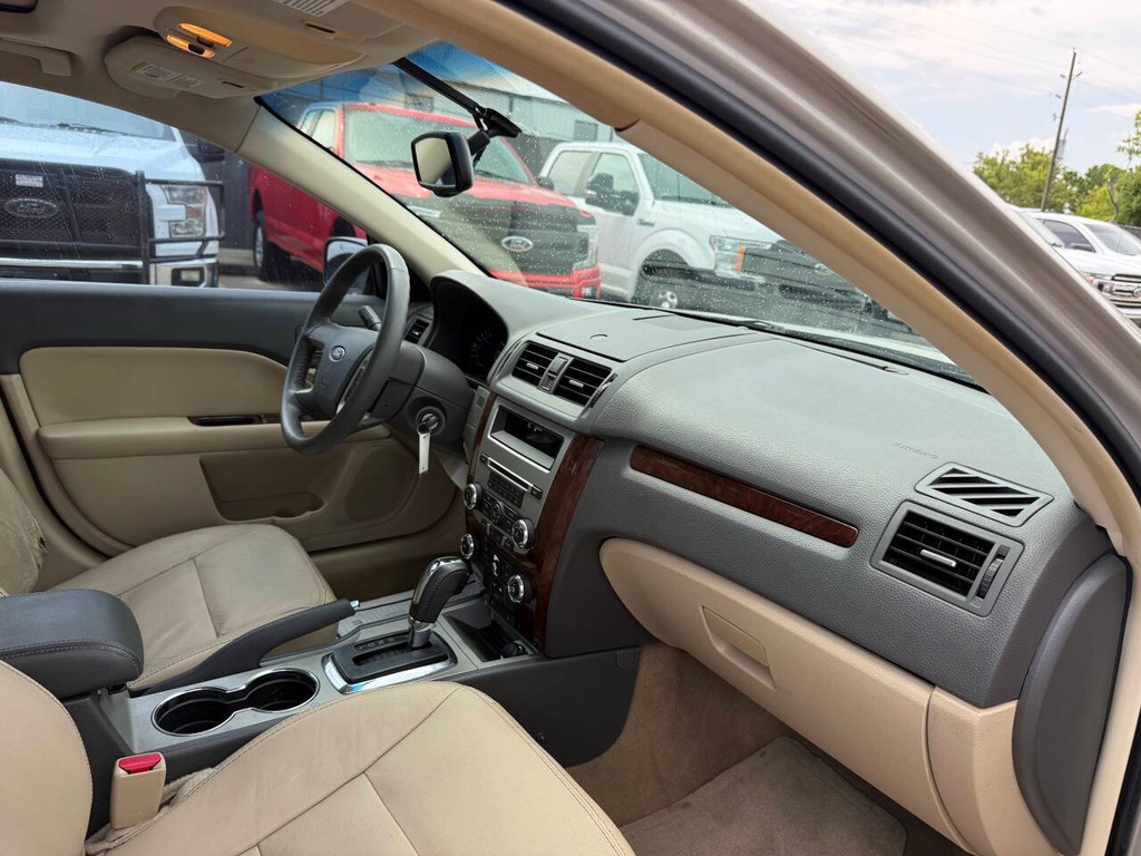 Ford Fusion Vehicle Full-screen Gallery Image 09