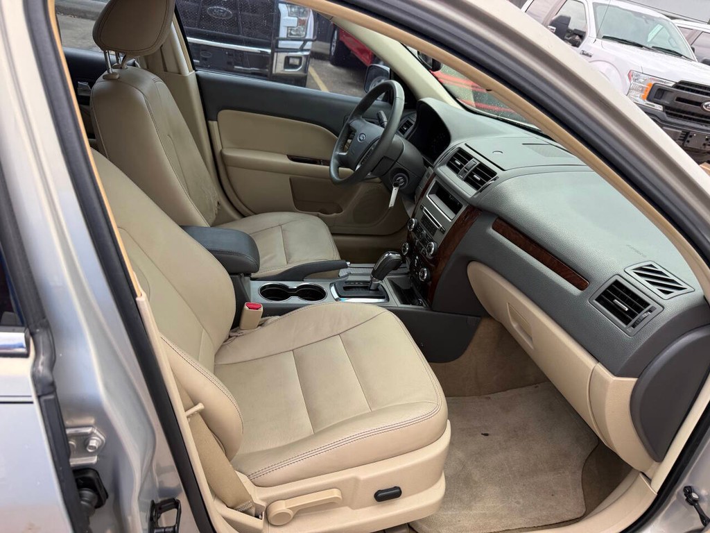 Ford Fusion Vehicle Full-screen Gallery Image 10